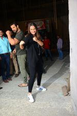 Sonakshi Sinha, John Abraham at Force 2 photo shoot in Mumbai on 17th Nov 2016 (12)_582e952b58e01.jpg