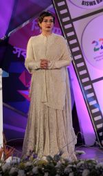 Raveena Tandon at closing ceremony of Kolkata film festival on 18th Nov 2016 (20)_58305e7e55acc.jpg