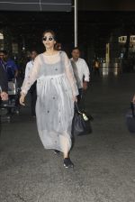 Sonam Kapoor snapped at airport on 19th Nov 2016 (18)_58329d11e96f7.JPG