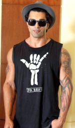 Karan Singh Grover1_5833e57684021.jpg