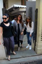 Kareena Kapoor, Karisma Kapoor and Amrita Arora snapped post lunch on 24th Nov 2016 (18)_583847f951502.JPG