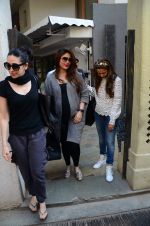 Kareena Kapoor, Karisma Kapoor and Amrita Arora snapped post lunch on 24th Nov 2016 (19)_583847f9dcd7e.JPG