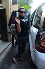 Karisma Kapoor snapped post lunch on 24th Nov 2016 (26)_5838482f4091c.JPG
