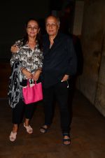 Soni Razdan, Mahesh Bhatt at Dear Zindagi screening in Mumbai on 24th Nov 2016 (27)_583848aeef4f7.JPG