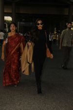 Sonam Kapoor snapped at airport on 29th Nov 2016 (1)_583e714542ddb.jpg