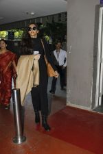 Sonam Kapoor snapped at airport on 29th Nov 2016 (2)_583e714603ef4.jpg