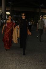 Sonam Kapoor snapped at airport on 29th Nov 2016 (3)_583e714686ce7.jpg