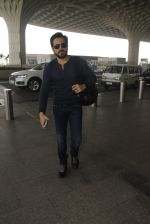 Emraan Hashmi snapped at airport on 30th Nov 2016 (35)_583fc785a88c0.JPG