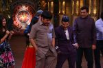Sanjeev Kapoor, Surveen Chawla and Mudassar Khan grace the stage of COmedy Nights Bachao Taaza  (13)_58411496a21ec.jpg