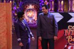 Sanjeev Kapoor, Surveen Chawla and Mudassar Khan grace the stage of COmedy Nights Bachao Taaza  (9)_584114960bfb4.jpg