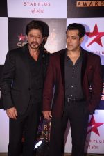 Salman Khan, Shahrukh Khan at 22nd Star Screen Awards 2016 on 4th Dec 2016 (1062)_58465e0c4f31b.JPG