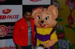 Varun Dhawan at Nickelodeon_s Kids Choice Awards on 5th Dec 2016 (11)_5846610c65cc5.jpg