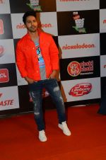 Varun Dhawan at Nickelodeon_s Kids Choice Awards on 5th Dec 2016 (13)_5846610d964d5.jpg