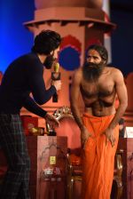 Ranveer Singh, Baba Ramdev at  at the Agenda Aaj Tak 2016 on 6th Dec 2016 (69)_5847ba713ca44.jpg