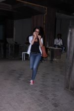 Shraddha Kapoor snapped at Half Girlfriend_s directors office on 6th Dec 2016 (2)_5847a643df595.JPG