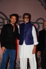 Amitabh Bachchan, Tiger Shroff at the launch of marathi film Bhikari on 7th Dec 2016 (45)_584908219a104.JPG