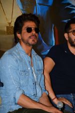 Shahrukh Khan at Raes trailer launch on 7th Dec 2016 (57)_58490dbfdaa0f.JPG