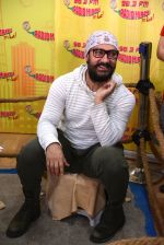 Aamir Khan at Radio Mirchi studio to promote Dangal on 8th Dec 2016 (5)_584a400adef93.JPG