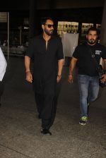 Ajay Devgan snapped in airport on 8th Dec 2016 (18)_584a43e92bf65.JPG