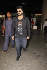Arjun Kapoor snapped in airport on 8th Dec 2016 (4)_584a43fdc8441.JPG