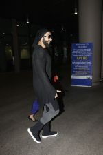 Ranveer Singh return from Dubai on 8th Dec 2016 (6)_584a4f2a486e6.jpg