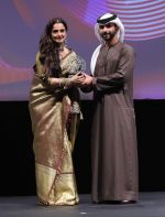 Rekha awarded at DIFF Lifetime Achievement Award (15)_584a5425ea63a.JPG
