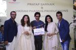 Shahrukh Khan at Vikram Phadnis Debut film launch on 10th Dec 2016 (130)_584d6a41aa3ed.JPG