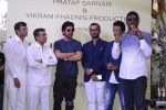 Shahrukh Khan at Vikram Phadnis Debut film launch on 10th Dec 2016 (137)_584d6a4a69749.JPG