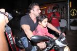 Sohail Khan snapped on bike with his son in Bandra on 14th Dec 2016 (1)_58525ef0cd337.JPG