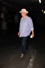 Mahesh Bhatt snapped at airport on 15th Dec 2016 (8)_5853ab71215b2.jpg