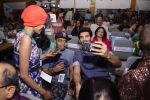 Aditya Roy Kapoor spends his day with cancer kids at Tata Mermorial Hospital on 18th Dec 2016 (17)_5857904c65b57.JPG