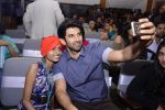 Aditya Roy Kapoor spends his day with cancer kids at Tata Mermorial Hospital on 18th Dec 2016 (18)_5857904d3f695.JPG