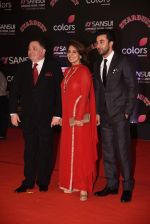 Rishi Kapoor, Neetu Singh, Ranbir Kapoor at 14th Sansui COLORS Stardust Awards on 19th Dec 2016 (95)_5858d56dd08ad.JPG