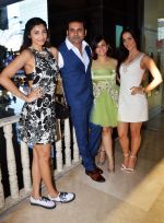 Daisy Shah & Elli Avram with Joe Rajan at his Harvey India_s Christmas Brunch_585a1ba68106e.JPG