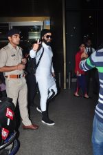 Ranveer Singh snapped at airport on 20th Dec 2016 (15)_585a296e55f60.JPG