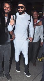 Ranveer Singh snapped at airport on 20th Dec 2016 (20)_585a297176a39.JPG