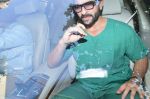 Saif Ali Khan at breach candy hospital to meet Kareena on 20th Dec 2016 (14)_585a1b6835824.jpg