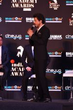 Shah Rukh Khan at a press meet to announce Indian Academy Awards on 21st Dec 2016 (10)_585b8a29291b9.JPG