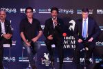 Shah Rukh Khan at a press meet to announce Indian Academy Awards on 21st Dec 2016 (45)_585b8a3951d69.JPG