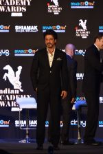 Shah Rukh Khan at a press meet to announce Indian Academy Awards on 21st Dec 2016 (63)_585b8a44b6c20.JPG