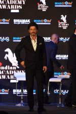 Shah Rukh Khan at a press meet to announce Indian Academy Awards on 21st Dec 2016 (65)_585b8a4617f90.JPG