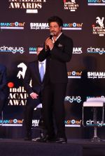 Shah Rukh Khan at a press meet to announce Indian Academy Awards on 21st Dec 2016 (9)_585b8a28885c8.JPG