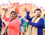 swapnil joshi & ganesh acharya on location of Marathi film Bhikari in Filmcity, Mumbai on 21st Dec 2016 (2)_585b8fc77d181.jpg