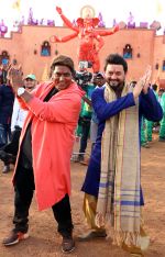 swapnil joshi & ganesh acharya on location of Marathi film Bhikari in Filmcity, Mumbai on 21st Dec 2016 (3)_585b9037aa5ae.jpg