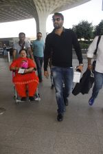 Ajay Devgan snapped at airport on 22nd Dec 2016 (51)_585ccfd610518.JPG