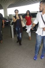 Kajol snapped at airport on 22nd Dec 2016 (22)_585ccfef86a02.JPG
