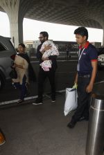 Shahid Kapoor snapped at airport on 22nd Dec 2016 (66)_585cd01b017f3.JPG
