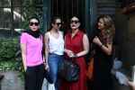 Karisma Kapoor, Kareena Kapoor, Malaika Arora Khan, Amrita Arora snapped in Mumbai on 7th Jan 2017 (12)_58723fc7e739c.JPG