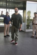 Rohit Shetty snapped at airport on 9th Jan 2017 (15)_58748041b271d.JPG