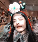 Celina Jaitly wearing empress headgear in China_5876059bf1ee3.jpg